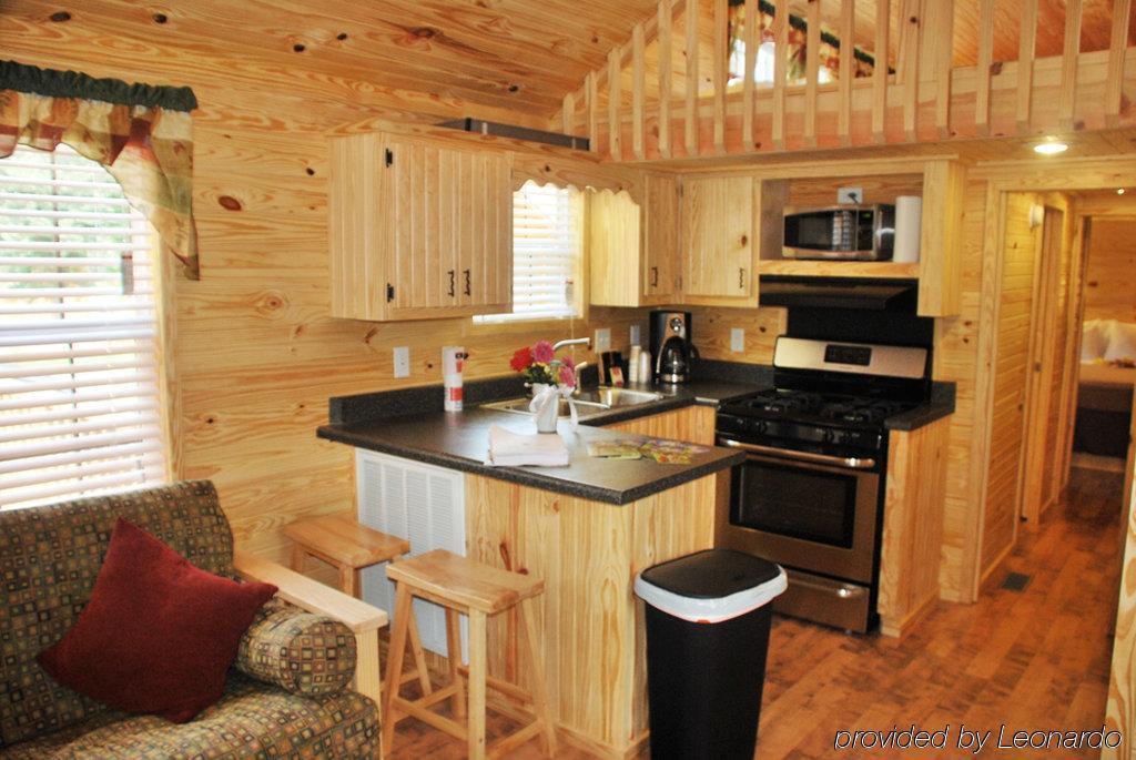 Rustic Creek Ranch Resort At North Jellystone Park Burleson Eksteriør bilde