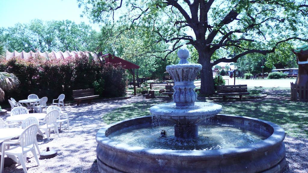 Rustic Creek Ranch Resort At North Jellystone Park Burleson Eksteriør bilde