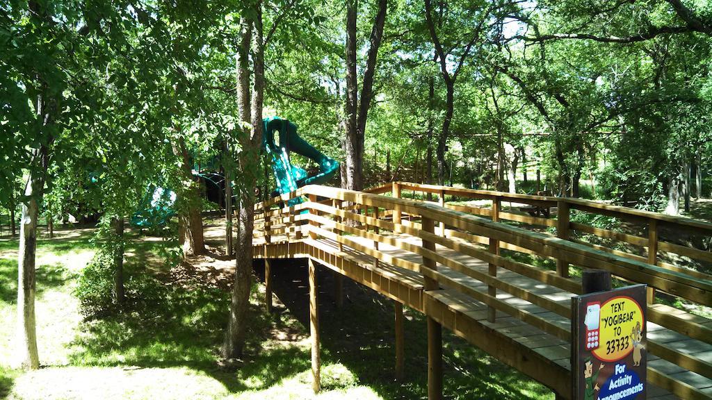 Rustic Creek Ranch Resort At North Jellystone Park Burleson Eksteriør bilde
