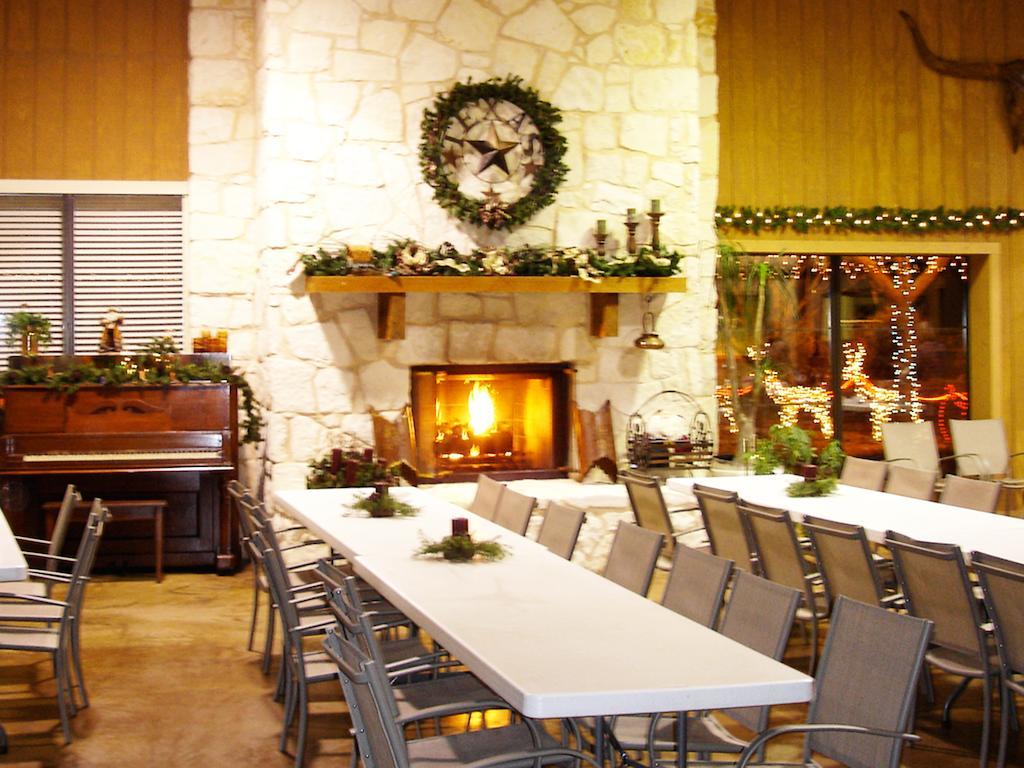 Rustic Creek Ranch Resort At North Jellystone Park Burleson Eksteriør bilde
