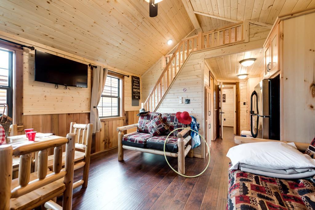 Rustic Creek Ranch Resort At North Jellystone Park Burleson Eksteriør bilde
