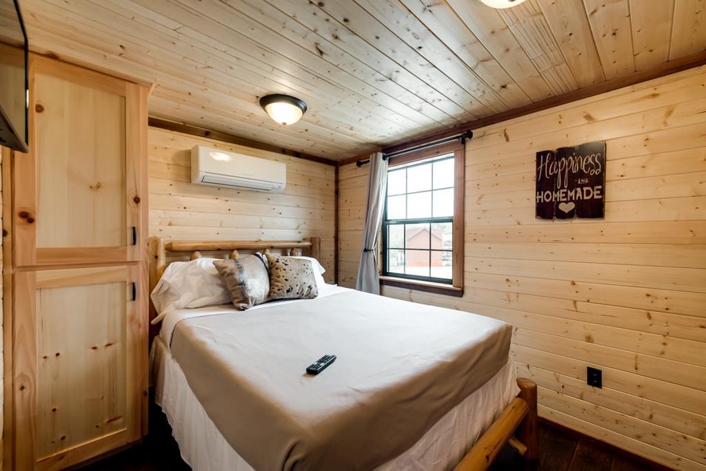 Rustic Creek Ranch Resort At North Jellystone Park Burleson Eksteriør bilde