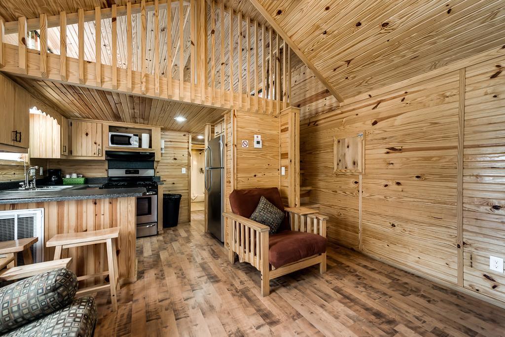 Rustic Creek Ranch Resort At North Jellystone Park Burleson Rom bilde