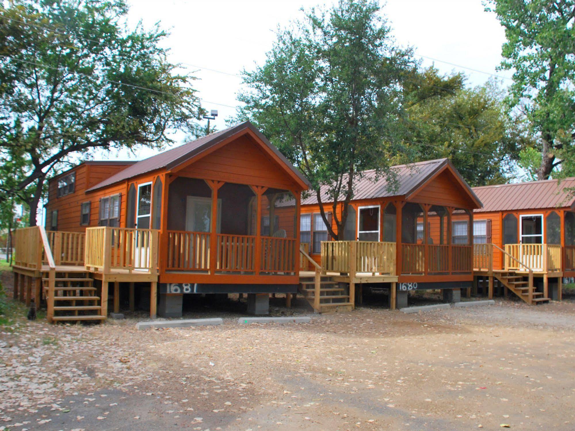Rustic Creek Ranch Resort At North Jellystone Park Burleson Eksteriør bilde