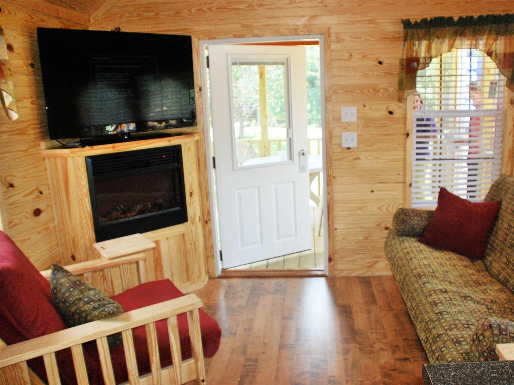 Rustic Creek Ranch Resort At North Jellystone Park Burleson Eksteriør bilde