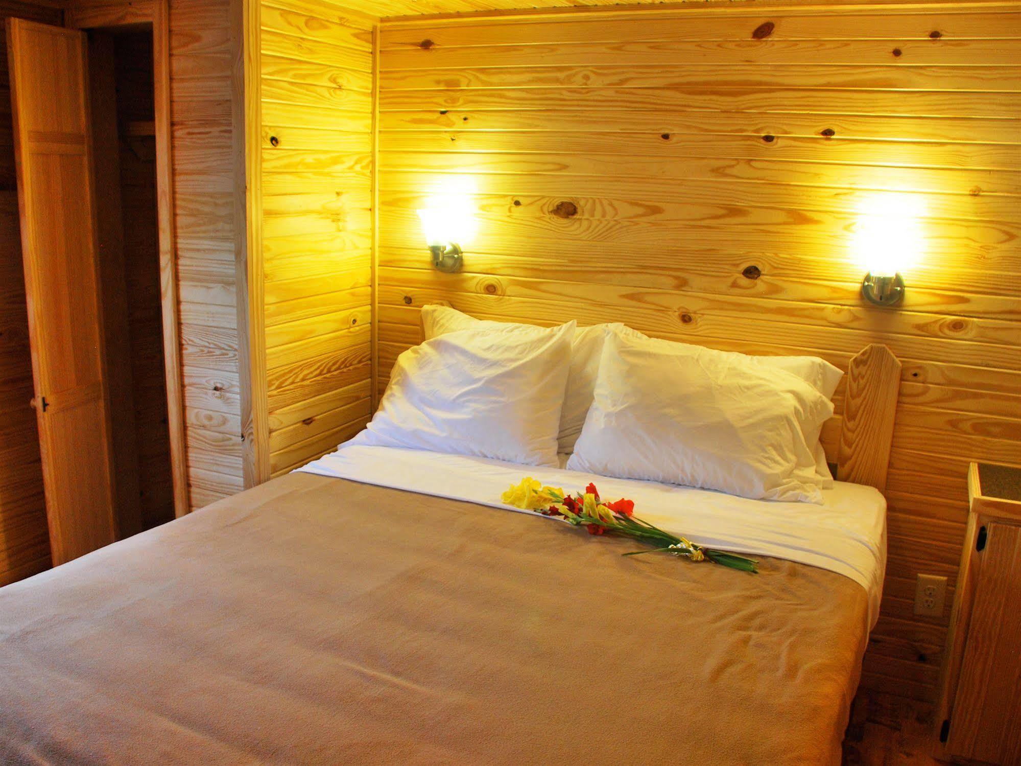 Rustic Creek Ranch Resort At North Jellystone Park Burleson Eksteriør bilde
