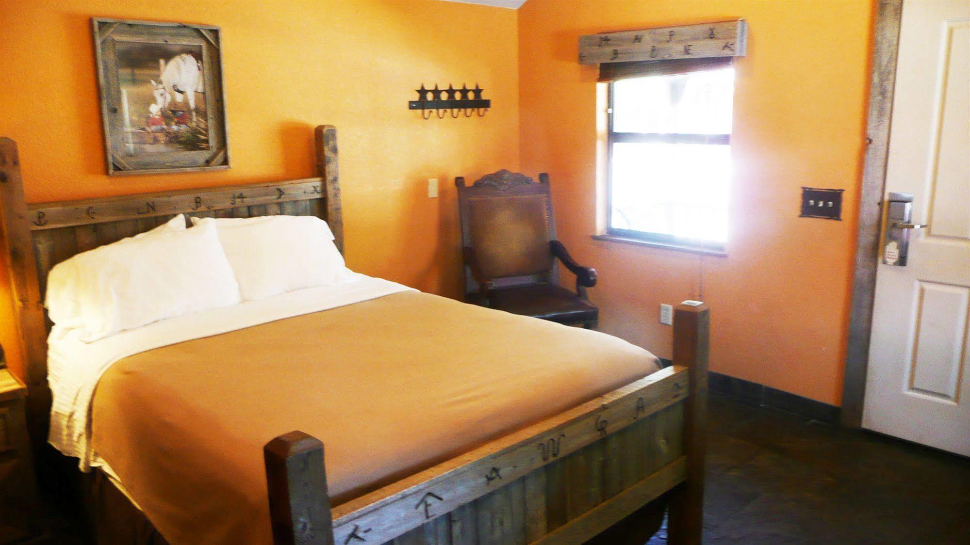 Rustic Creek Ranch Resort At North Jellystone Park Burleson Eksteriør bilde