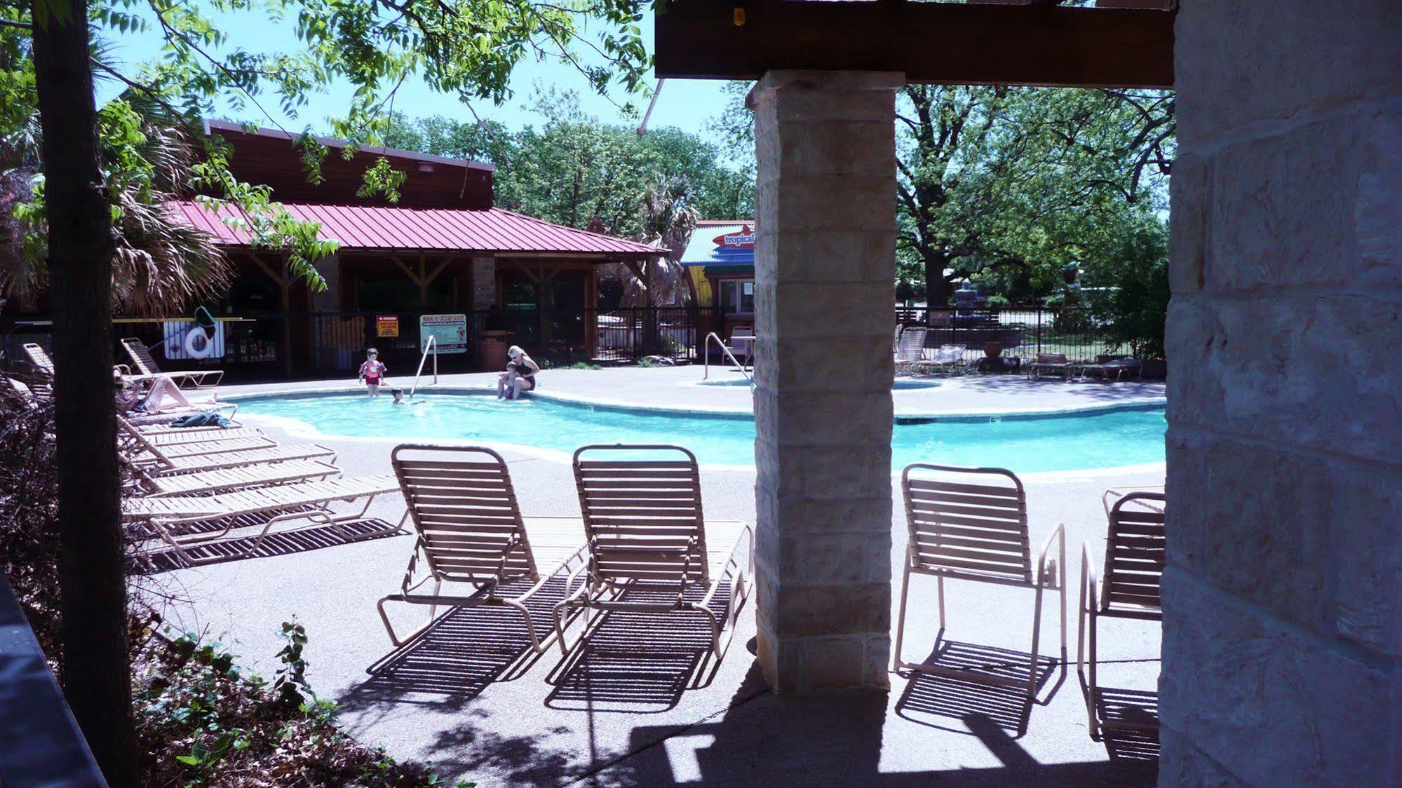 Rustic Creek Ranch Resort At North Jellystone Park Burleson Eksteriør bilde