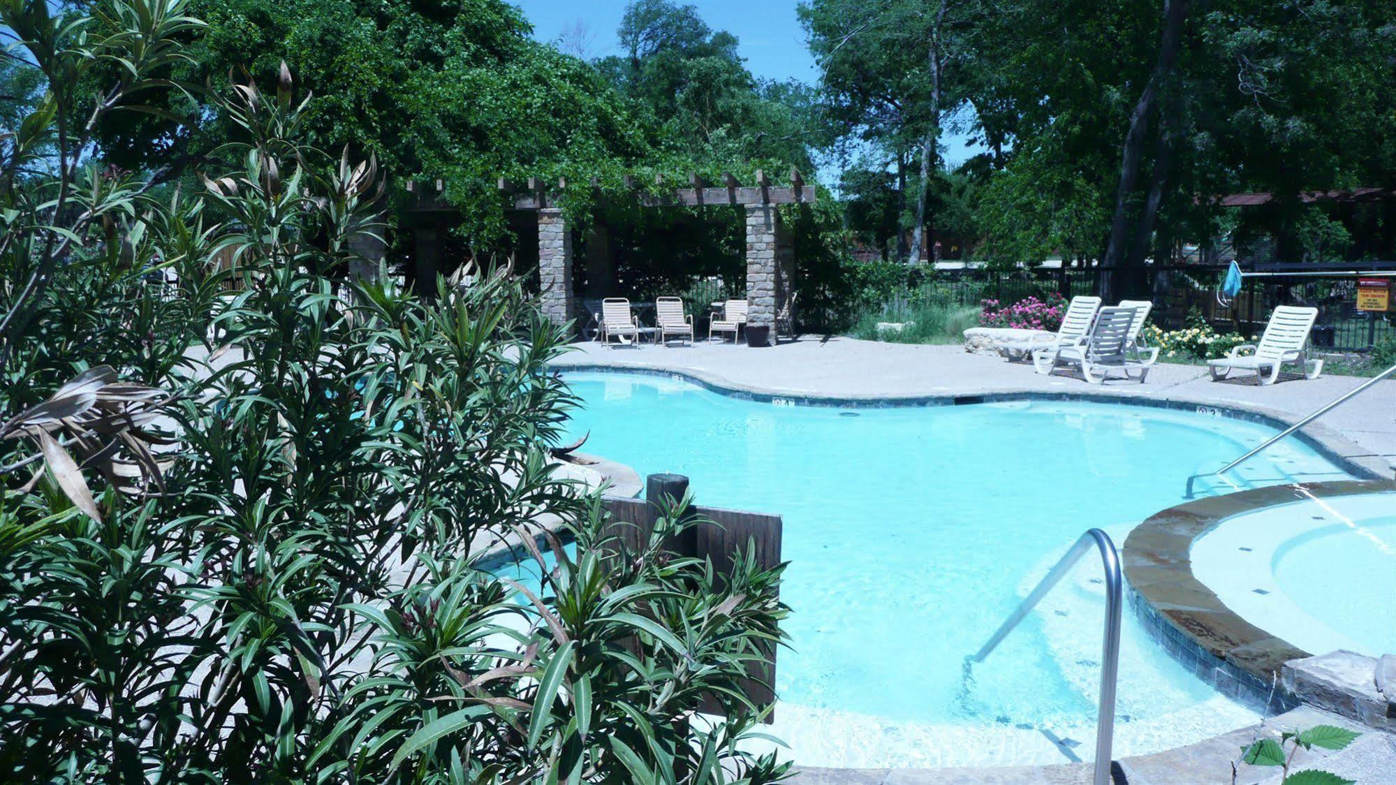 Rustic Creek Ranch Resort At North Jellystone Park Burleson Eksteriør bilde