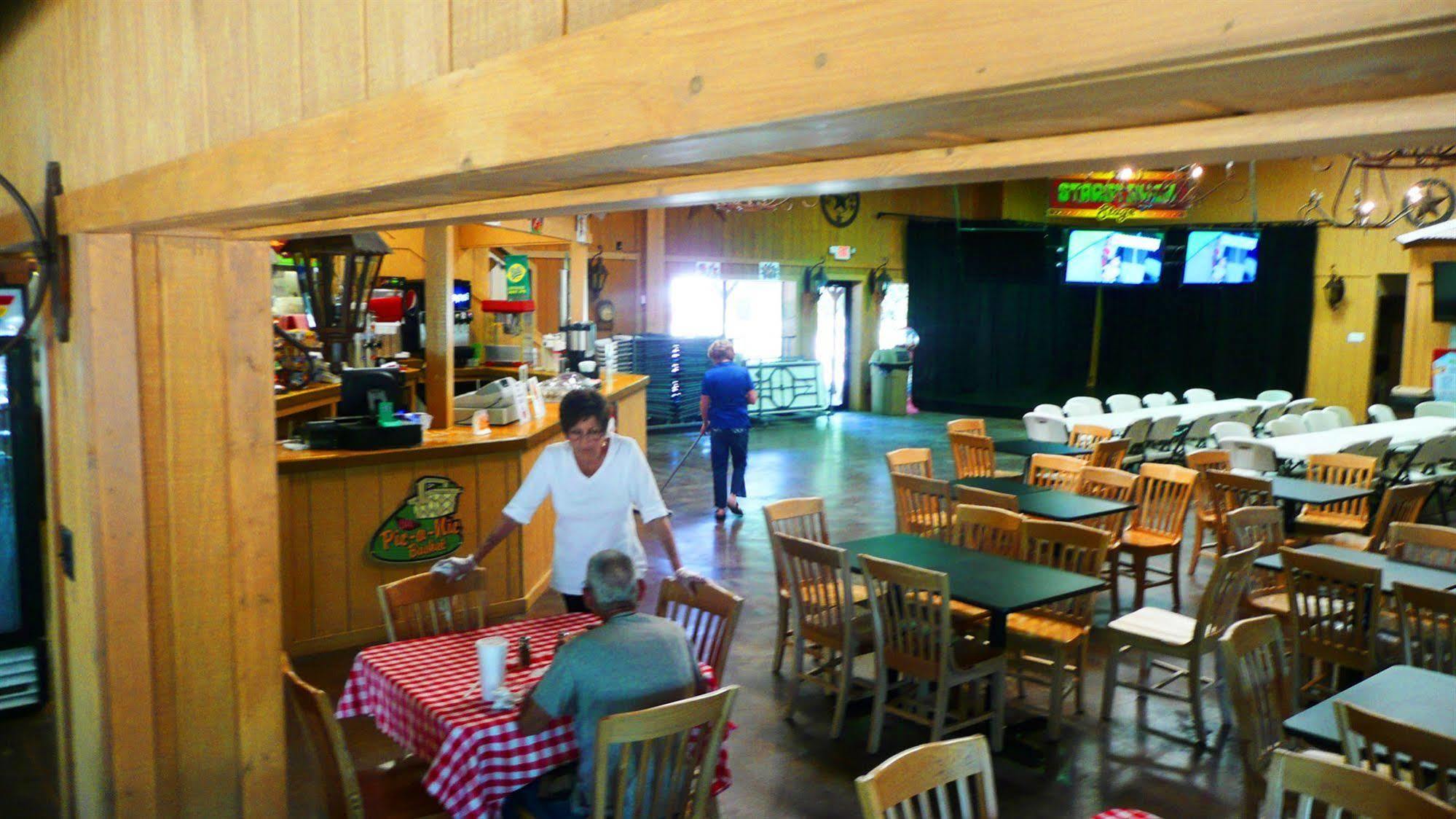Rustic Creek Ranch Resort At North Jellystone Park Burleson Eksteriør bilde