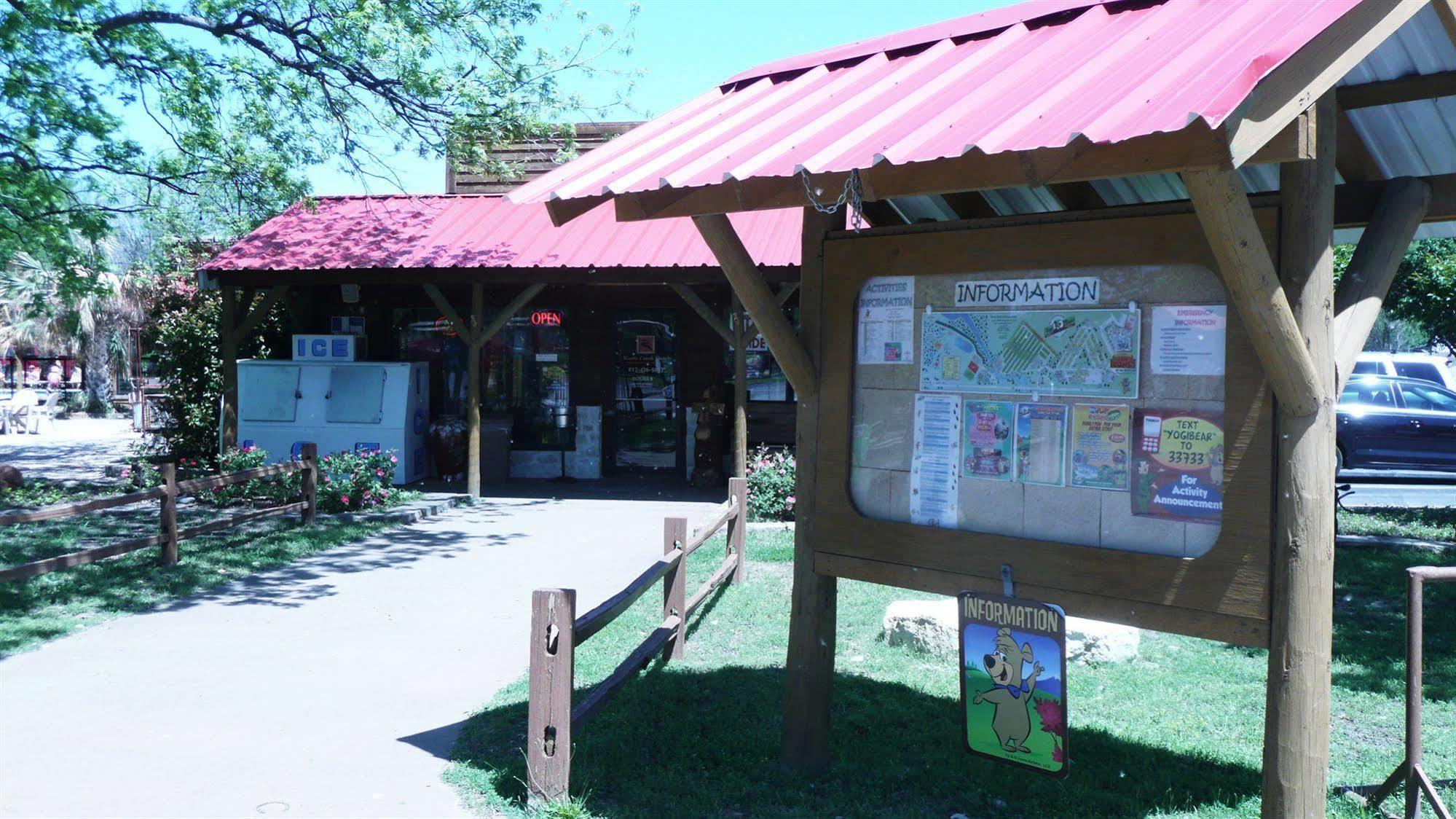 Rustic Creek Ranch Resort At North Jellystone Park Burleson Eksteriør bilde