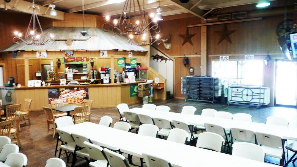 Rustic Creek Ranch Resort At North Jellystone Park Burleson Eksteriør bilde