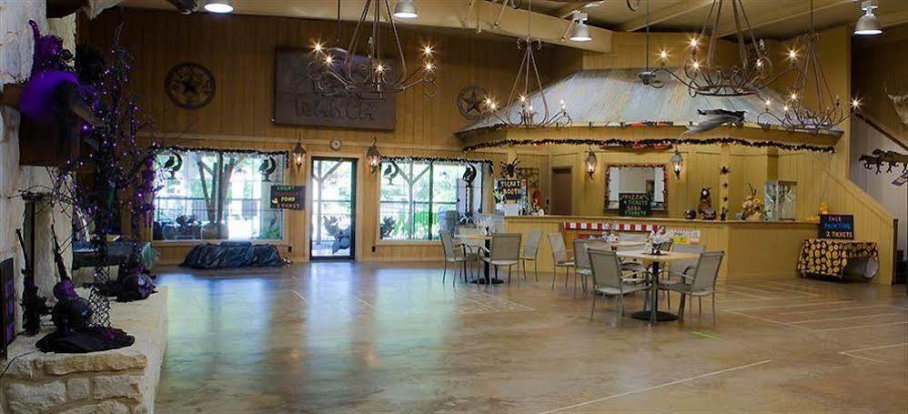 Rustic Creek Ranch Resort At North Jellystone Park Burleson Eksteriør bilde