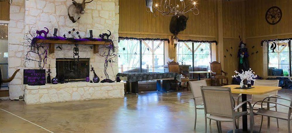 Rustic Creek Ranch Resort At North Jellystone Park Burleson Eksteriør bilde